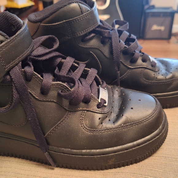 Stylish Black High-Top Sneakers - Picture 4 of 12